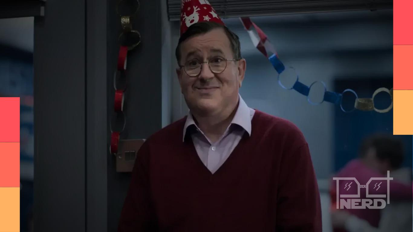 Higgins, personagem de Jeremy Swift, em cena de Ted Lasso
