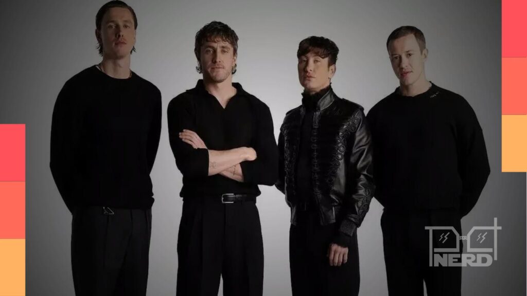 Atores caracterizados como John Lennon, Paul McCartney, George Harrison e Ringo Starr durante gravações em Liverpool