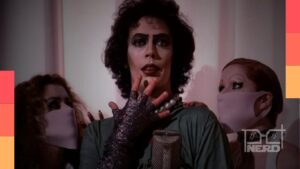 Tim Curry em cena, relacionado à revelação da causa da morte citada pela People