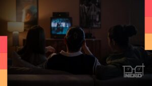 Pessoa assistindo novamente uma série conhecida no streaming, buscando conforto e previsibilidade emocional