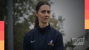 Foto da atriz britânica Tanya Reynolds em divulgação de série e cinema