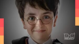 Cena do trailer da nova série de Harry Potter na HBO com Harry chegando a Hogwarts e elementos como Chapéu Seletor e quadribol