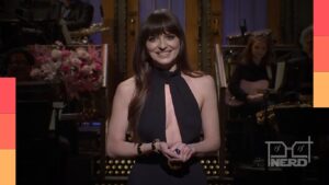 Dakota Johnson durante participação no Saturday Night Live, enquanto a 52ª temporada estreia mais cedo