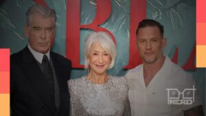 Tom Hardy posa com Helen Mirren na première de ‘Terra da Máfia’, em Londres, com elenco ao fundo