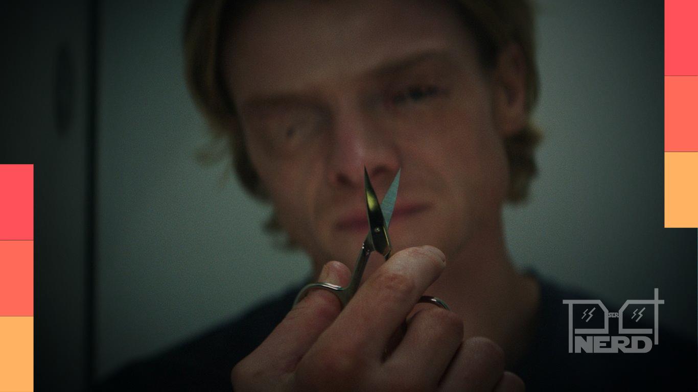 Tom Rhys Harries em cena de Cara-de-Barro, novo filme da DC com proposta de terror e body horror
