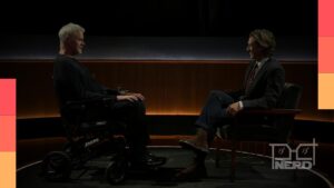 Cena de entrevista do documentário Últimas Palavras, com apresentador Brad Falchuk frente a frente com um entrevistado em estúdio intimista.