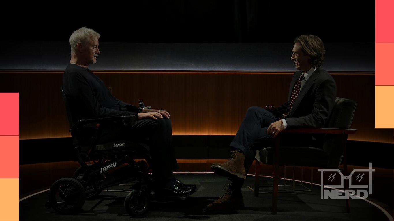 Cena de entrevista do documentário Últimas Palavras, com apresentador Brad Falchuk frente a frente com um entrevistado em estúdio intimista.