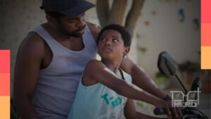 Jovens em clima de tensão em uma cena que lembra Los Angeles nos anos 1980, com estética de drama adolescente e elementos de mistério da série Estilhaços.