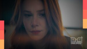 Mulher em clima de suspense em cena de Conheço Você, série turca na Netflix