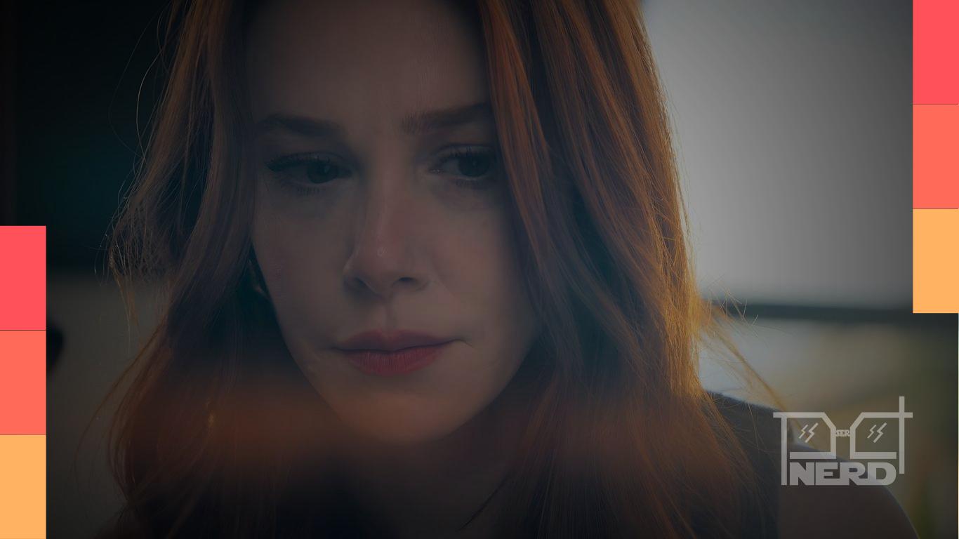 Mulher em clima de suspense em cena de Conheço Você, série turca na Netflix