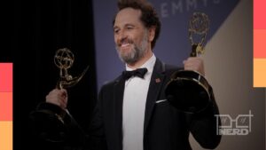 Matthew Rhys sorrindo segurando dois troféus Emmy dourados após vencer no Emmy 2026