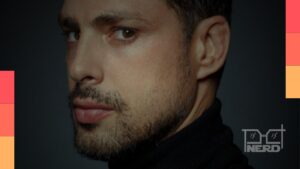 Foto do ator Cauã Reymond em matéria sobre sua confirmação no elenco da segunda temporada de Tudo É Justo no Disney+