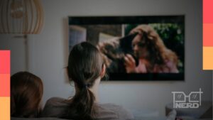 Pessoa escolhendo um filme conhecido no streaming, mostrando conforto emocional e nostalgia