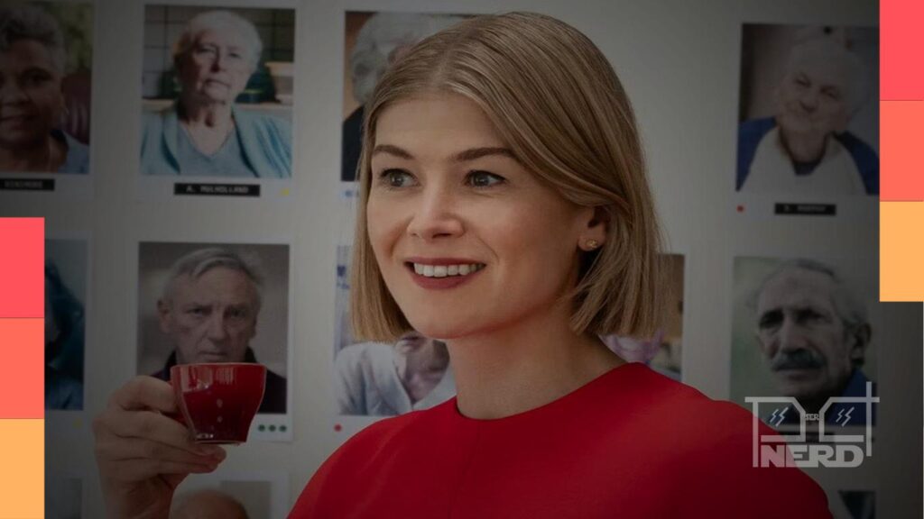 Rosamund Pike em cena do filme Eu Me Importo, disponível na Netflix