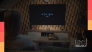Ilustração temática do Prime Video com títulos de séries e filmes de setembro em destaque