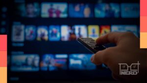Pessoa segurando controle de smart TV enquanto escolhe conteúdo para assistir no streaming