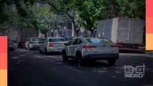 Tela de entretenimento em carro com bloqueio de privacidade para o motorista segundo nova regra Contran