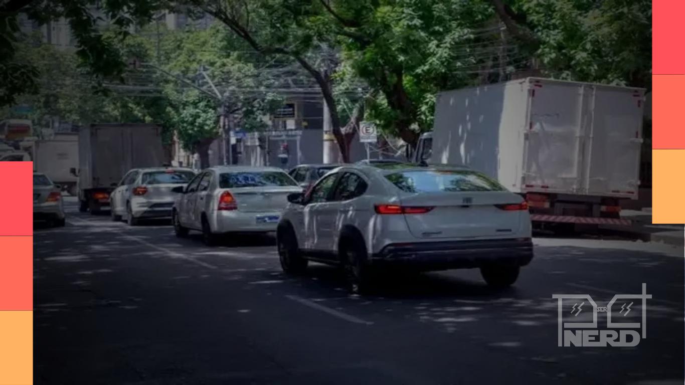 Tela de entretenimento em carro com bloqueio de privacidade para o motorista segundo nova regra Contran