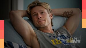 Glen Powell em cena de Chad Powers: O Quarterback, série do Disney+ após 100% de aprovação da crítica na segunda temporada