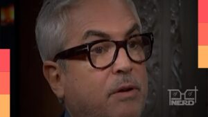 Alfonso Cuarón durante evento de cinema, diretor que está escrevendo uma história de terror