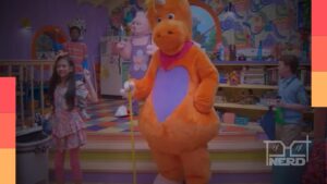 Unicórnio laranja Buddy, personagem central do filme de terror que mistura visual infantil e violência.