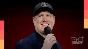 Bonés da coleção de Kevin Feige exibidos em uma vitrine durante evento de homenagem