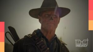 Walton Goggins dirige um conversível por uma estrada desértica durante as filmagens de Fallout