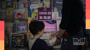 Visitantes circulam pelas bancas da Feira do Livro de Porto Alegre na Praça da Alfândega