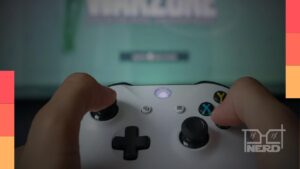 Controle de videogame ao lado de ícones que representam loot boxes e fiscalização de jogos