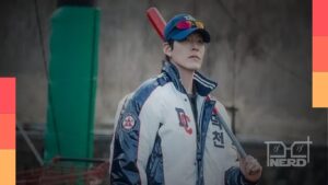 Kim Woo-bin interpreta o treinador Jung Min-yong no k-drama Gift, sobre uma equipe escolar de beisebol.