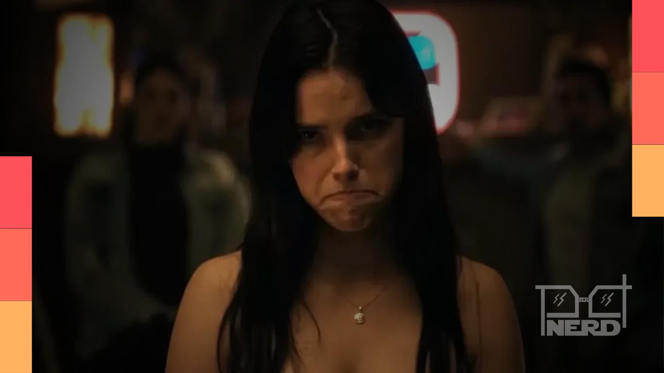 Inde Navarrette posa ao lado da atriz que interpreta Nikki no Halloween Horror Nights da Universal