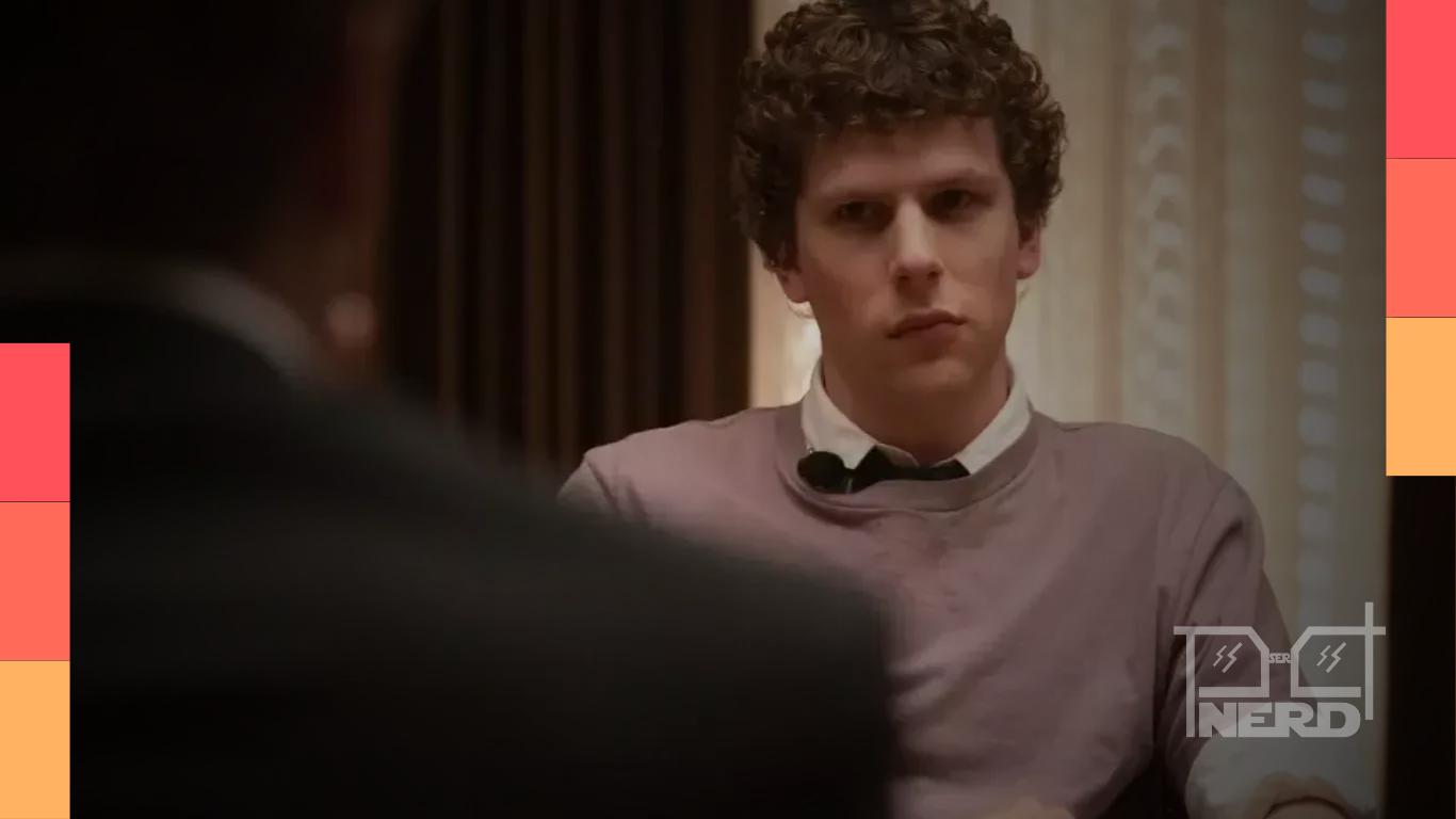 Jesse Eisenberg como Mark Zuckerberg em A Rede Social, filme que antecede O Outro Lado das Redes