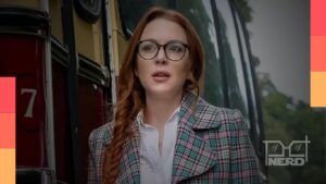 Lindsay Lohan e o diretor Mark Waters em frente à casa da família Heron, de Meninas Malvadas