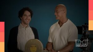 Dwayne Johnson caracterizado como um senhor de 70 anos para o filme Lizard Music