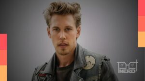 Austin Butler aparece caracterizado como Sonny Crockett, com terno branco, camisa azul e óculos escuros, nas gravações de Miami Vice '85.