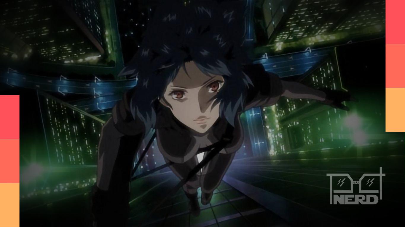 Motoko Kusanagi, protagonista de Ghost in the Shell, em um cenário cyberpunk