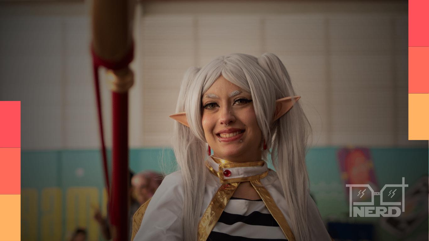 Cosplay de Frieren, personagem do anime Frieren, em divulgação sobre o Nerd Experience 2027