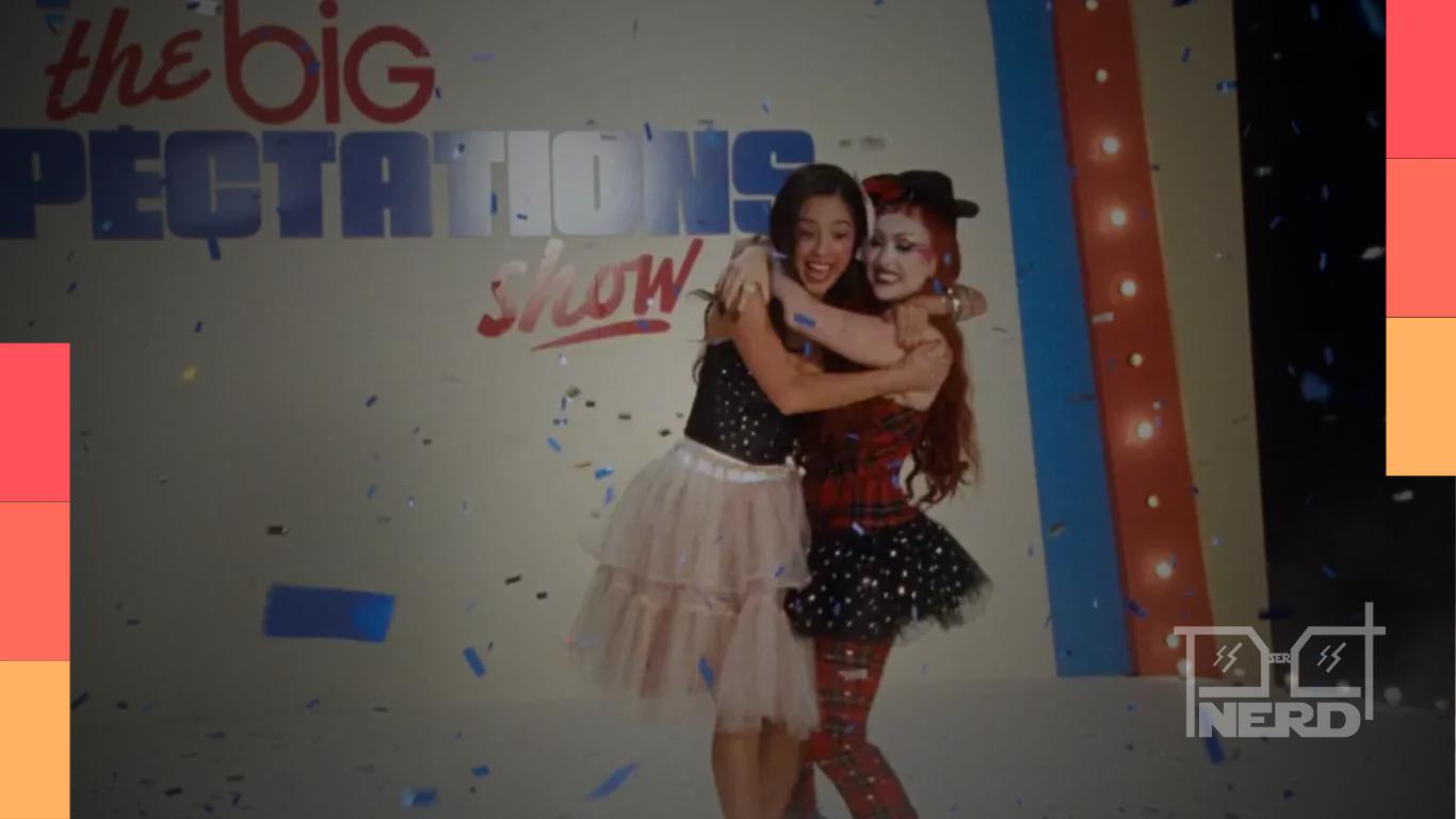 Olivia Rodrigo e Chappell Roan no videoclipe oitentista do remix de expectations