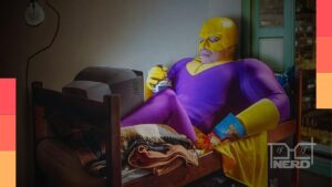 Caco Ciocler caracterizado como Overman no filme inspirado nos quadrinhos de Laerte