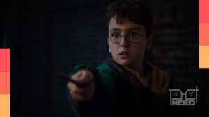 Dominic McLaughlin como Harry Potter em pôster animado da série, com reflexo verde nos óculos