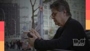 Imagem de divulgação do curta Sul de Teerã, dirigido por Kleber Mendonça Filho e estrelado por Jafar Panahi