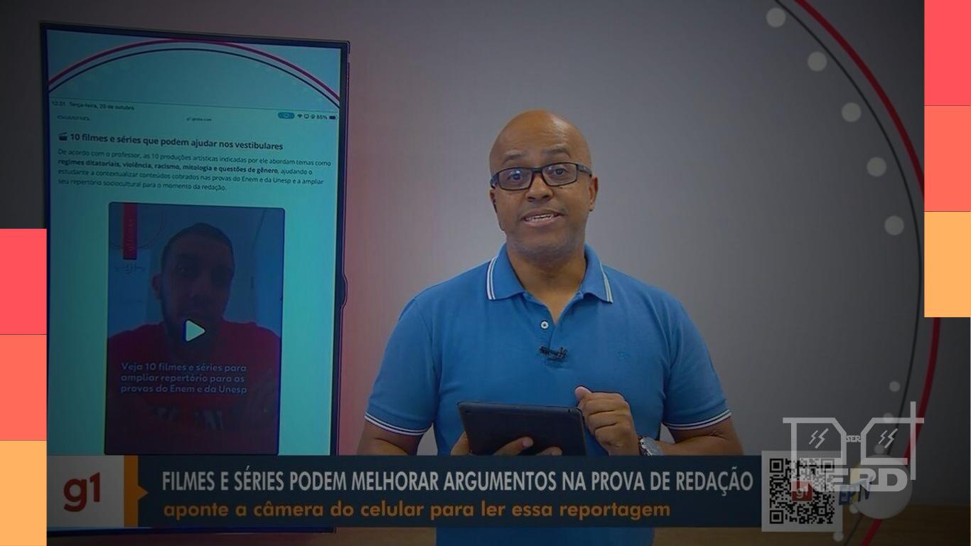 Estudante assiste a um filme e anota ideias para usar como repertório na redação do vestibular