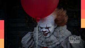 Pessoa escolhendo filmes e séries no Prime Video em uma plataforma de streaming