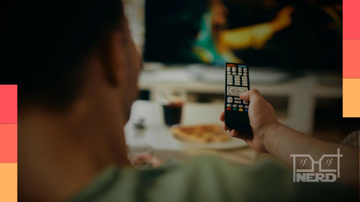 Jovem assistindo a um filme em inglês com legendas na tela