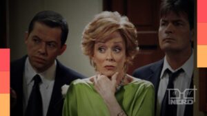 Holland Taylor entre Charlie Sheen e Jon Cryer em imagem de Two and a Half Men