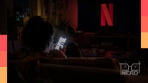 Espectadora divide a atenção entre uma série da Netflix e o celular