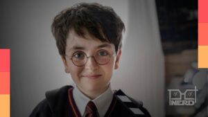 Dominic McLaughlin como Harry Potter em pôster da série da HBO Max, com Hogwarts refletida nos óculos
