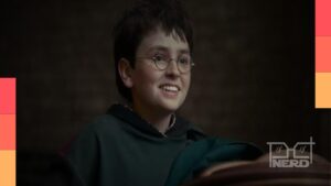 Dominic McLaughlin como Harry Potter em pôster da série da HBO, com Hogwarts refletida nos óculos