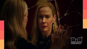 Sarah Paulson aparece diante de um espelho quebrado na 13ª temporada de American Horror Story.