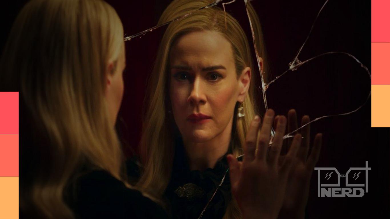 Sarah Paulson aparece diante de um espelho quebrado na 13ª temporada de American Horror Story.